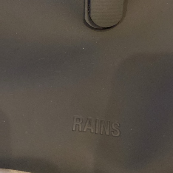 NWOT Rains Bucket Bag Backpack - Picture 6 of 6